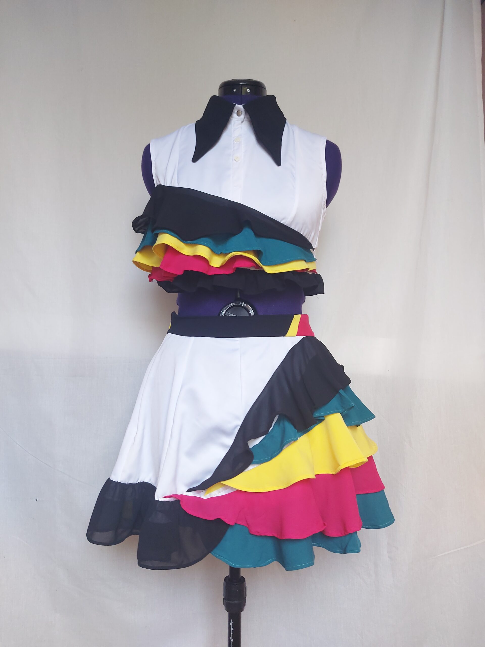 costume de Miku hatsune catch the wave. ensemble blanc avec froufrous asymetriques colorés