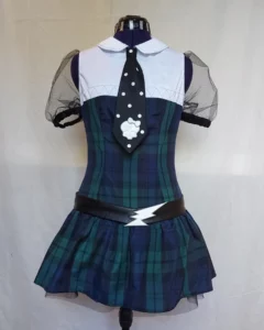 Costume de Frankie stein basic. Robe a motif tartan bleu et vert. haut de chemise blanche avec surpiqures contrastantes noires. Cravate noire à pois blancs. Ceinture en simili cuir noir. Détails de skulette et boucle de ceinture éclair en impression 3D peint en argenté.